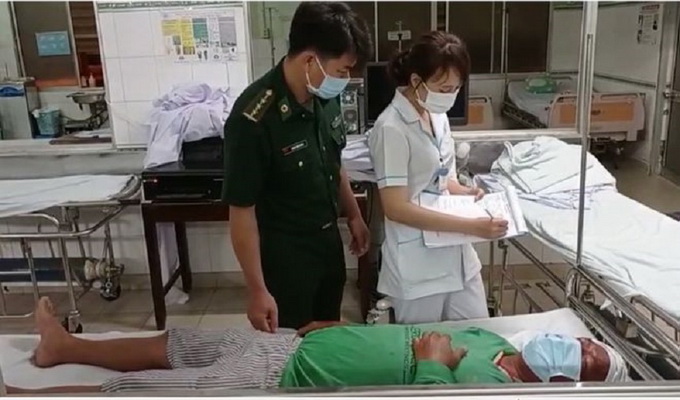 Người thuê tàu đi câu thoát nạn được cứu chữa ở Bình Thuận (ảnh Biên phòng Bình Thuận).